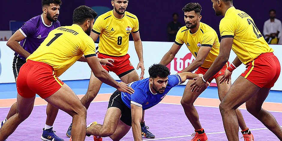 ভারত ৪৮-২৪ নেপাল: স্কোরবোর্ডের বাইরে যে তিনটি দাগ আর একটি ফাঁকা জায়গা থেকে যায়